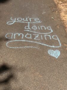 lo estás haciendo increíble con un corazón escrito con tiza en el camino a lo largo del corredor verde